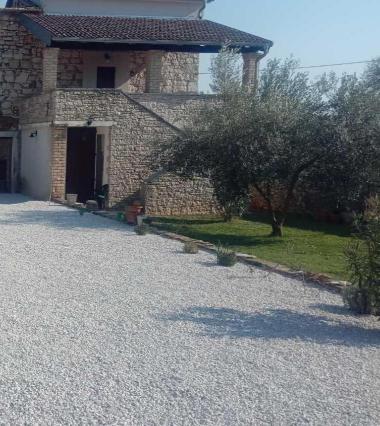 Holiday Home Stancija Becic Mugeba Ngoại thất bức ảnh